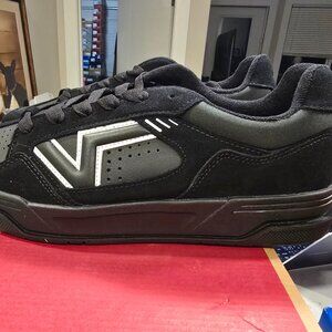 Vans Upland Skate Sneakers Shoes Black/White VN000D25B8C Men's Size 11 NEW